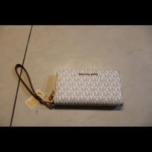 White Original Micheal Kors Wallet. Brand New!